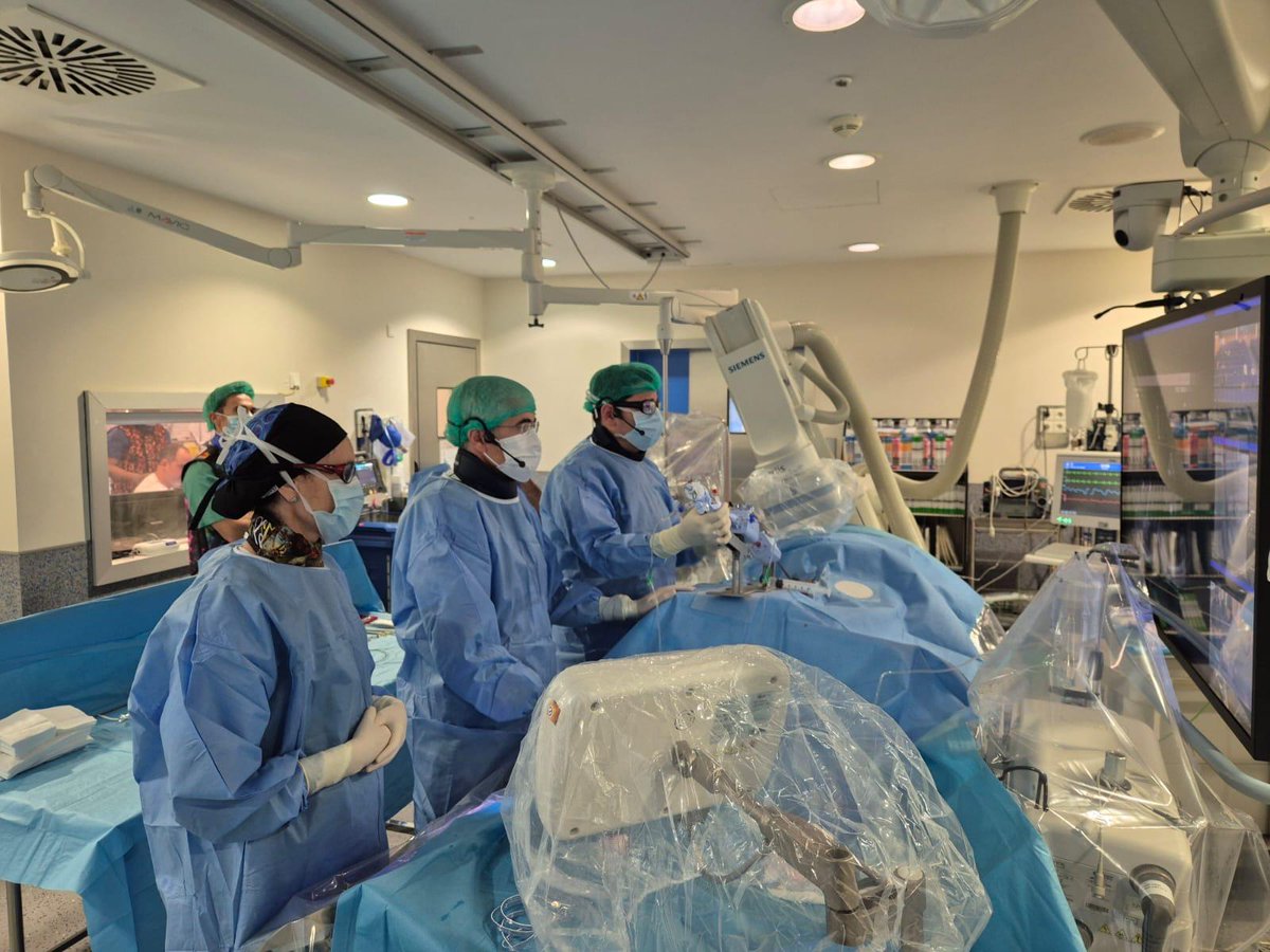▶️Cardiólogos de <a href="/HUCA_Asturias/">@HUCA</a> transmiten en directo desde el Hospital de #Asturias  una reparación de la vávula tricúspide por vía percutánea  en el Curso de Intervencionismo sobre válvula tricúspide que se celebra en #Cordoba 
▶️ Isaac Pascual y  <a href="/PabloAvanzas/">Pablo Avanzas</a> ,  doctores del