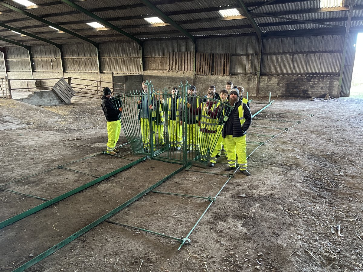 UHIPerth_'s tweet photo. #StudentLearnings β Our NC Construction Technician students took on the challenge of identifying, assembling, and labelling the components of a full-scale 20-metre bridge β‘οΈ https://t.co/yoMaoIXw5I https://t.co/TeAEz9QhQu