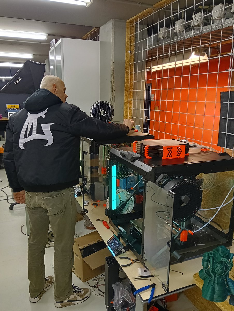 de3dprintman's tweet photo. Inspecting the printers before leaving the lab. The enclosed @Prusa3D MK4S printers are locked and loaded for the evening shift so the only thing left to do is check the results tomorrow morning. Enjoy your evening!
#3dprinting #3dprintlab #3dp #plntleiden #prusa3d https://t.co/3CrQSWfnGV
