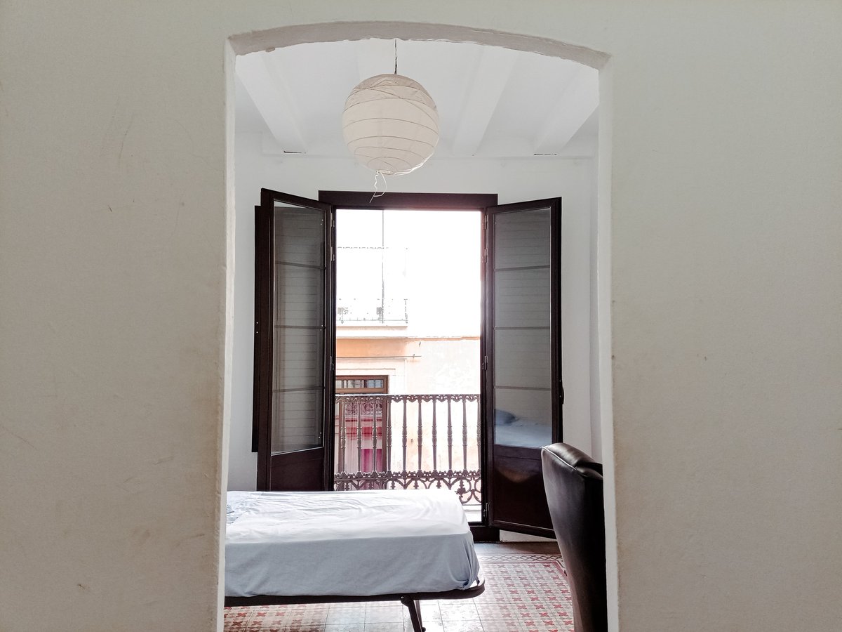 max_mullen's tweet image. Se busca compañere de piso en Barcelona

🚇 Barri Gòtic (Liceu (L3)  / Jaume I (L4))
🏙️ Piso muy amplio (dos baños)
🛌 Habitación grande (15m2)
💵 460€/mes (Gastos incluidos)
🏳️‍🌈 Queer &amp;amp; veggie friendly 🏳️‍⚧️🌿
😊 Buscamos persona tranquila y abierta
📅 Para entrar en Marzo