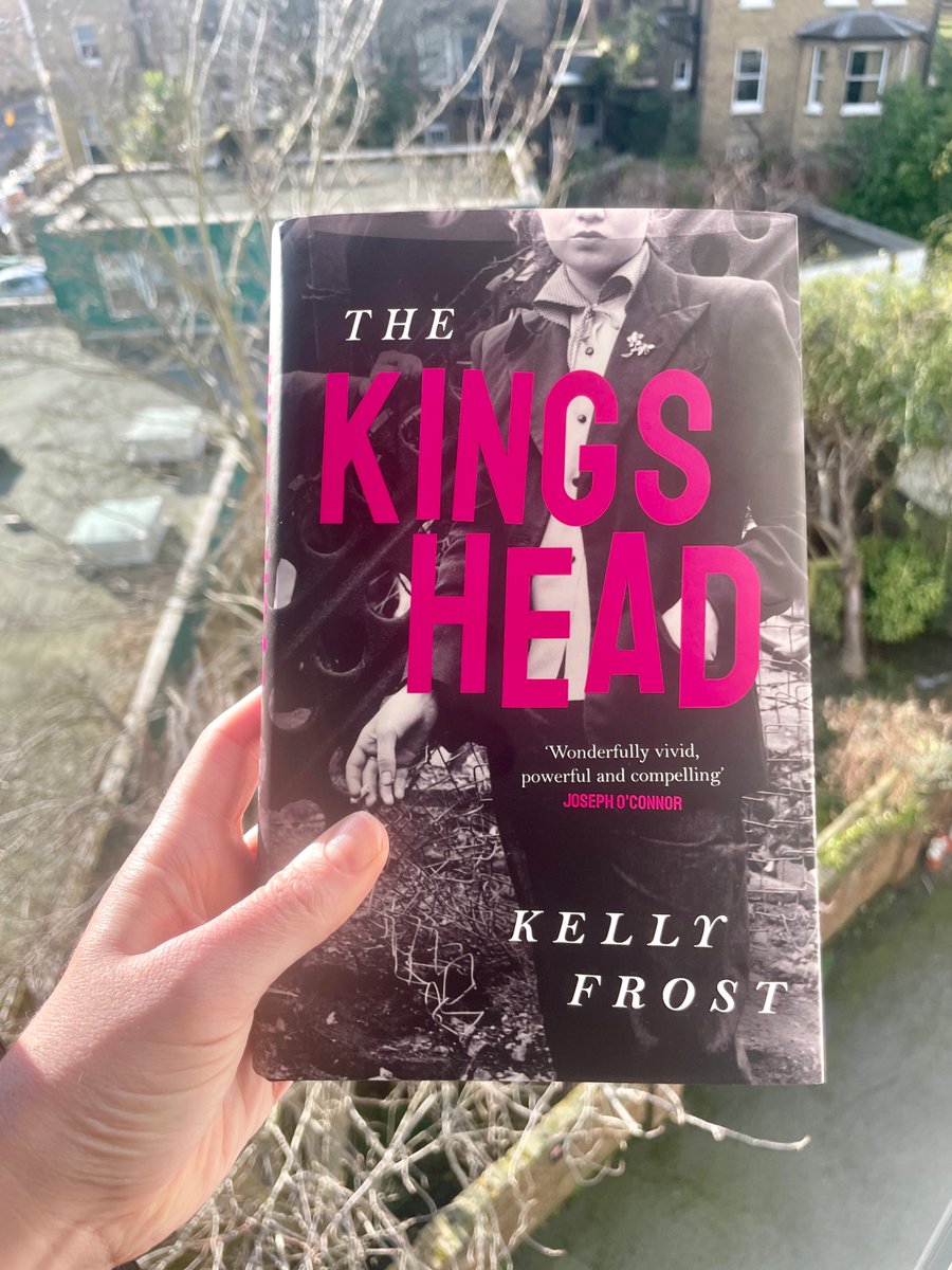 🌟 The Kings Head is out today 🌟
Congratulations <a href="/KellyAnneSyd/">Kelly Frost</a> on your dazzling debut. I can’t wait for readers to fall in love with the unforgettable Kings and Sisters!
