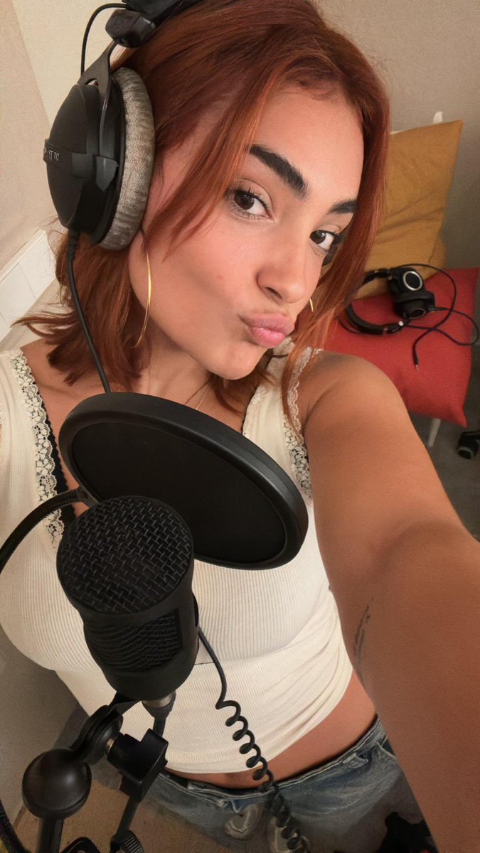 Chxrrygl0ss_'s tweet image. BI sexual porque me gusta Violeta con y sin cejas