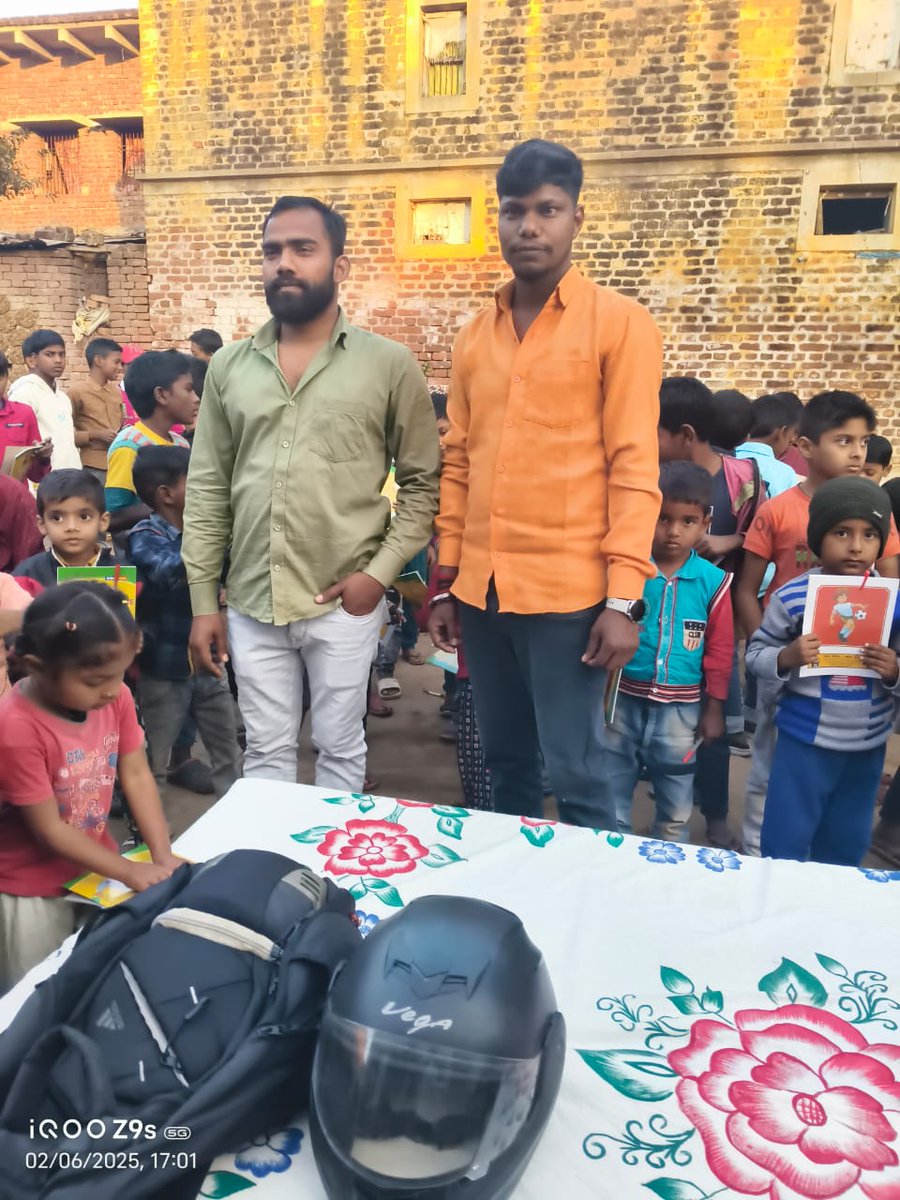 CRLMofBihar's tweet photo. पार्टी  के राष्ट्रीय अध्यक्ष सह पूर्व केंद्रीय मंत्री, माननीय सांसद राज्यसभा और बिहार भर के  भविष्य आदरणीय श्री उपेंद्र कुशवाहा जी के जन्मदिवस पर छात्र राष्ट्रीय लोक मोर्चा के साथियों ने बिहार के दर्जनों जिलों में छोटे छोटे बच्चों  के बीच पढ़ने-लिखने की समाग्री का वितरण किया। https://t.co/z2HtBumst4