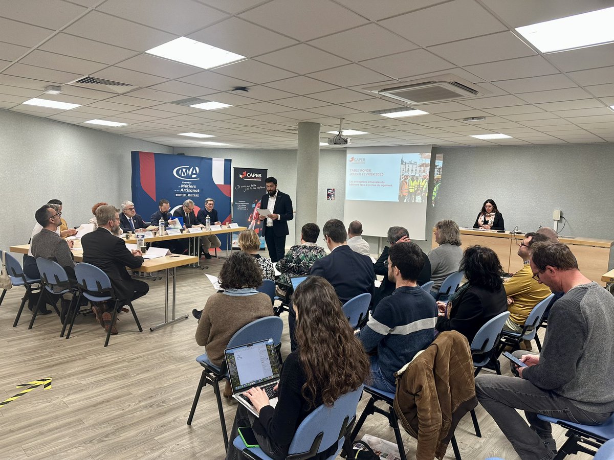 📢 [ÉVÉNEMENT] L’École des Cadres de la #CAPEB17 organise une table ronde sur les entreprises artisanales du bâtiment face à la crise du logement 🏗️🏠.
Avec la présence du Préfet  du Maire de #LaRochelle et de la Présidente des OPH.