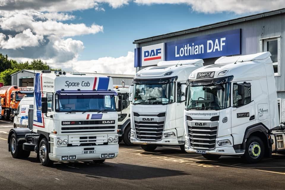 LothianDaf's tweet photo. Old v New - What would you prefer?
#lothiandaf #daf #daftrucks #daf3300 #transportnews https://t.co/Fw6aN1LJlu