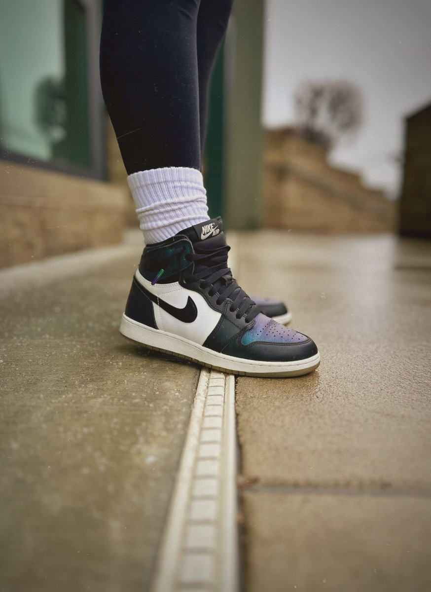 NitaBonitax's tweet image. Day 6 of @JerLisa_Nicole #BHMKOTD 
dapper. Whenever I wear these I feel like the flyest girl in the room. The way these change colors depending on the angle you see them? Whewww 😮‍💨😮‍💨😮‍💨😮‍💨 just CLEAN.