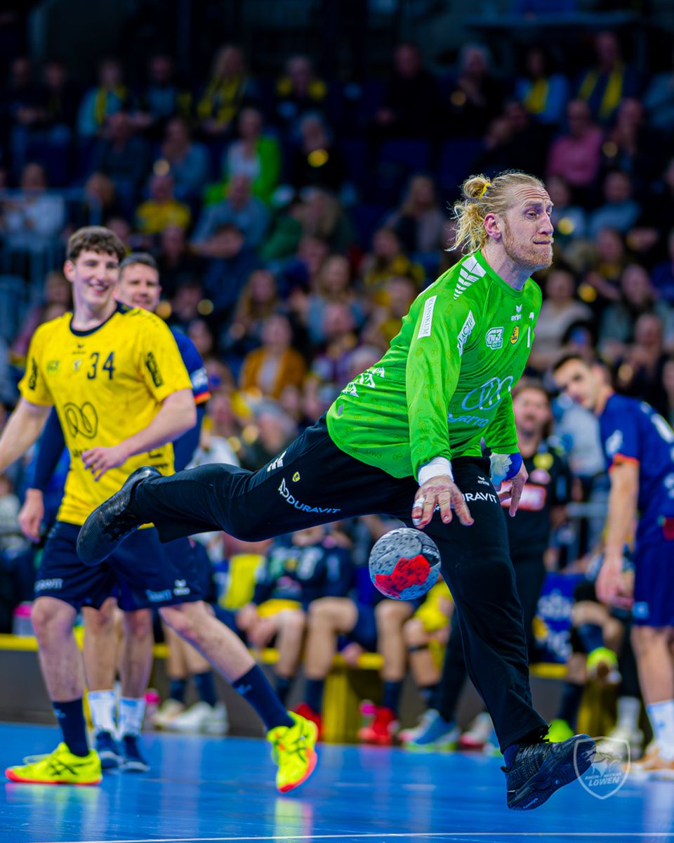 Apfel hat sein Glück auch mal vorne versucht 😂

Über die Quote sprechen wir nicht 👀

#rnl #rnloewen #handball #uw3 #thelastspin