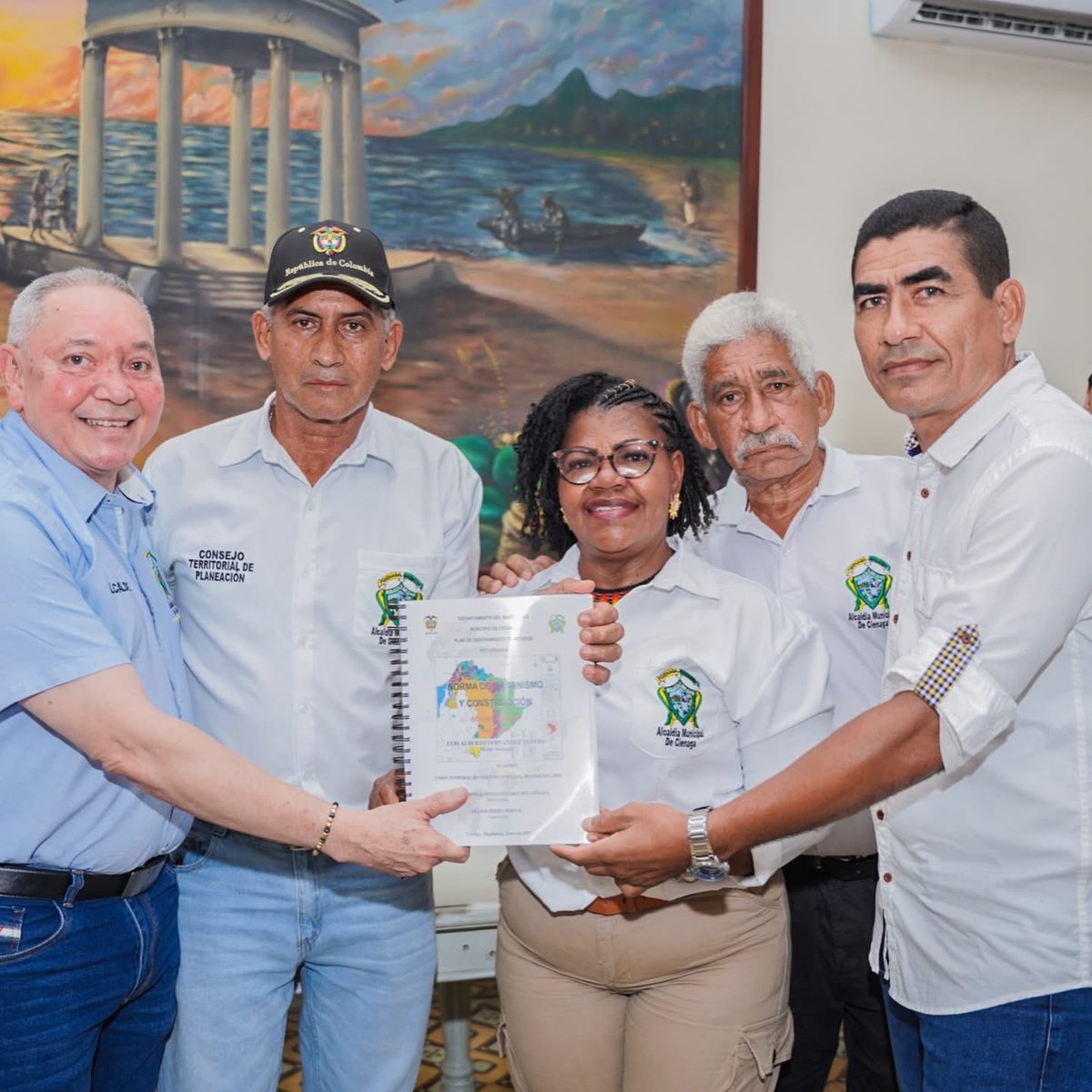 Raizalstereo's tweet photo. #Noticia Ciénaga entrega su Plan de Ordenamiento Territorial al CTP | El alcalde de Ciénaga entregó oficialmente el POT al Consejo Territorial de Planeación para su revisión. Este documento, trabajado por casi una década, será clave para el desarrollo del municipio. #POT #Ciénaga https://t.co/iMhyAS2vGw