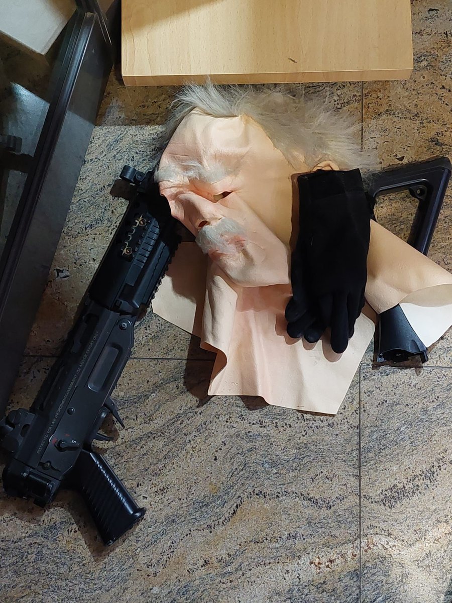 Vic_ACat's tweet photo. Intent de robatori molt violent a una joieria de #Tona, amb subfusell d'assalt simulat. Però tranquils, segur que amb un bon curs de drets humans, lleis i valors del país els criminals es redreçaran i demanaran perdó, oi @AgustiColomines?

Expulsem delinqüents!
#SalvemOsona https://t.co/u5RT6rxaZX