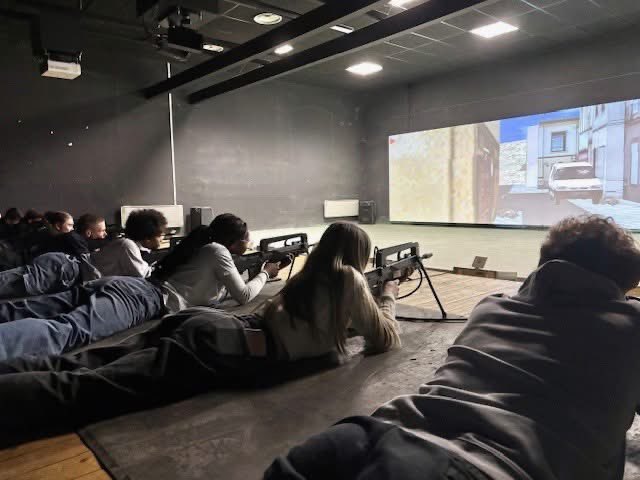 8eRMAT's tweet image. Le 8️⃣ accueille actuellement des stagiaires dans divers domaines. 
Lors d'une session de tir, ils se sont tous réunis pour découvrir le SITTAL-NG.🪖
Merci à Monsieur Arnaud qui a pris le temps d'effectuer cette séance!😄
#ArméeDeTerre #stagiaire #simulateur  @CommandementALT