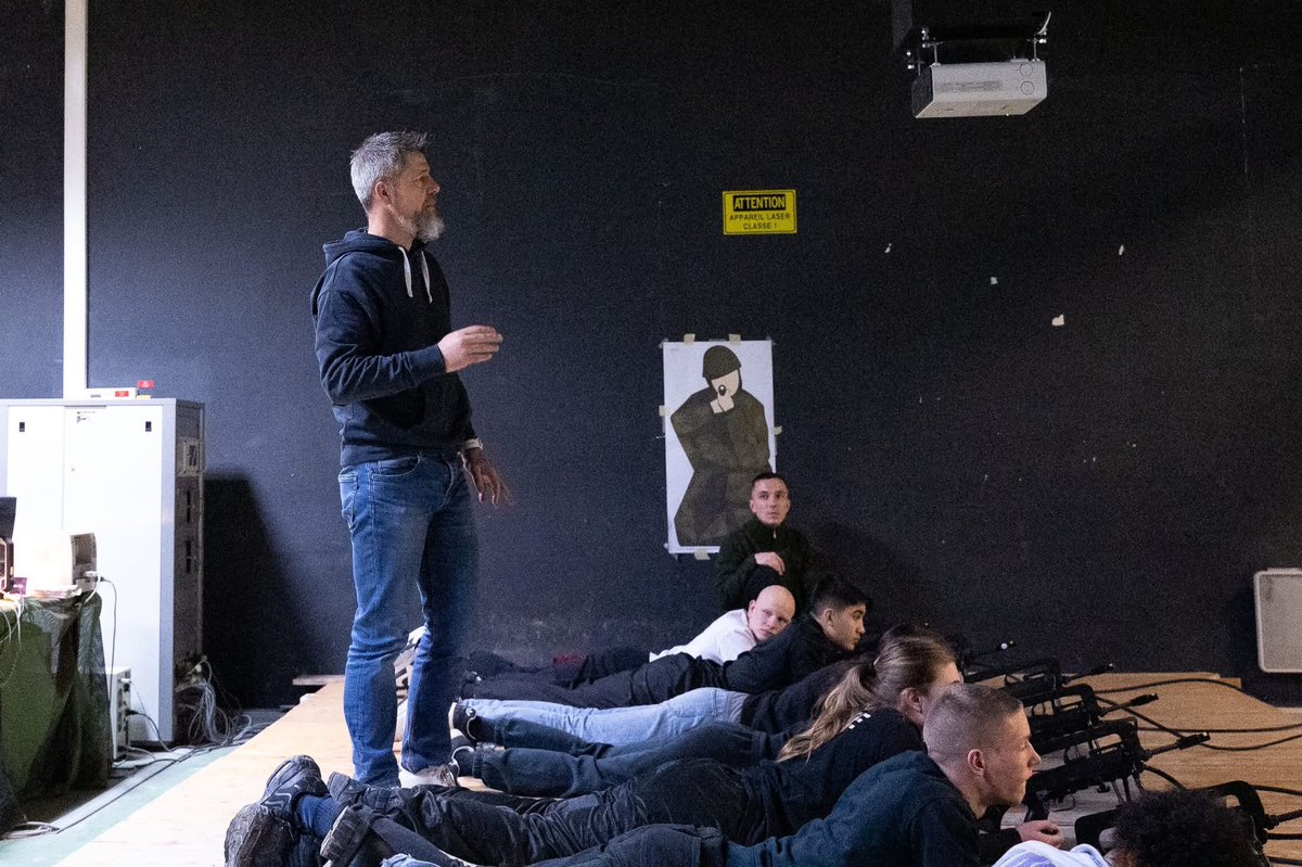 8eRMAT's tweet image. Le 8️⃣ accueille actuellement des stagiaires dans divers domaines. 
Lors d'une session de tir, ils se sont tous réunis pour découvrir le SITTAL-NG.🪖
Merci à Monsieur Arnaud qui a pris le temps d'effectuer cette séance!😄
#ArméeDeTerre #stagiaire #simulateur  @CommandementALT