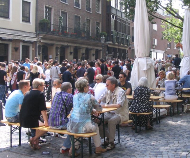It’s #thirstythursday in #duesseldorf Germany at Uerige Hausbrauerei during our #altbiersafari. Uerige means “grumpy” &amp; they serve the most bitter beer in Germany.
#brauerei_uerige #VisitDuesseldorf @visitduesseldorf #düsseldorfcity #travelwritersuniversity #ifwtwa1 @ifwtwa1