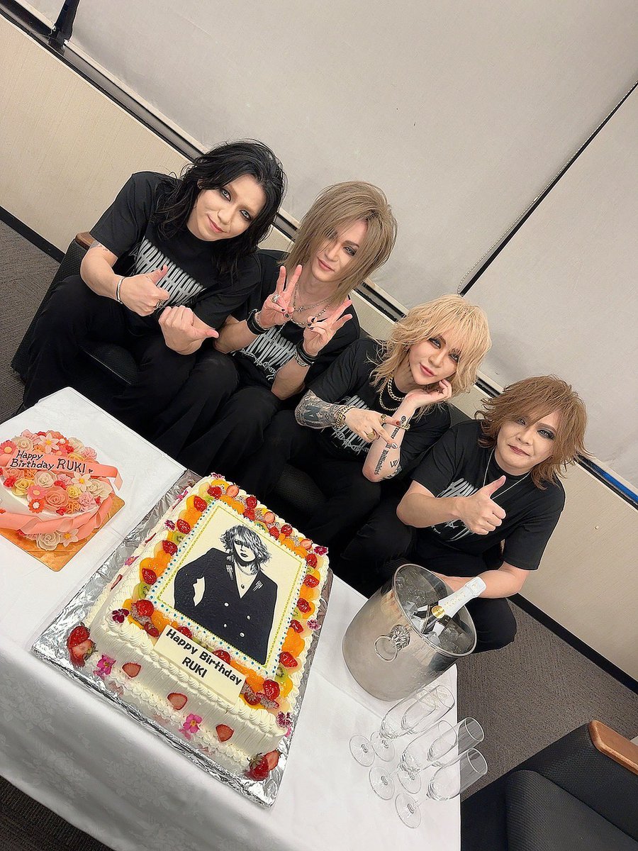 RUKItheGazettE's tweet photo. そして終演後🥳

企画者の葵さん、まじで手が込んでて見抜けなかったサプライズ…！良い写真が沢山撮れたので証跡ツアーが終わったらインスタにまとめて上げたいな。

皆様ありがとう！！🔥🔥🔥🔥🔥

#theGazettE https://t.co/bWzfX4qyIE