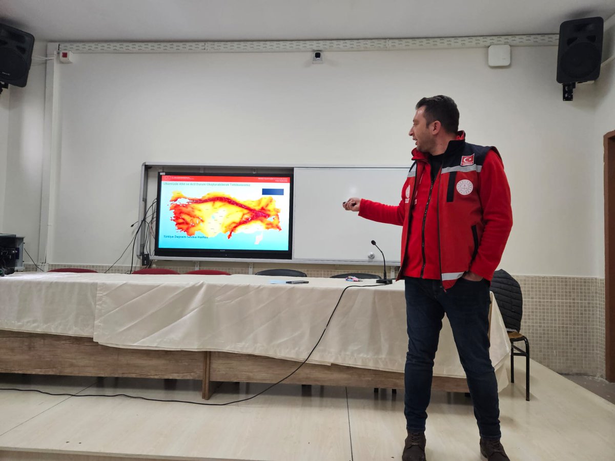 Okulumuz 10. sınıf öğrencilerine Selçuklu İlçe Milli Eğitim Müdürlüğü MEB AKUB Lideri Burak ÖN bey tarafından Afet Farkındalık Eğitimi verilmiştir. Ülkemizde olması muhtemel tüm afetler ve alınması gereken önlemler ile ilgili bilgiler verilerek konu ile ilgili broşür dağıtıldı