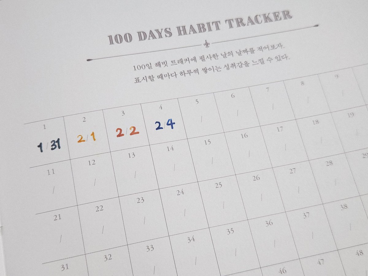 rwiel_write's tweet photo. #도서제공
📖데일 카네기 100일 필사

다산북스에서 신선한 필사책을 제공해주셨어요😊 
표지도 예쁘고 양장본이라 받자마자 맘에 들었는데요, 해빗트래커도 있고 만년필도 사용 가능하더라구요👍(종이가 두껍고 m닙도 안 번짐) 만덕으로서 반갑고 의욕이 생기는데 100일.. 함 열심히 써보겠습니다🖋️ https://t.co/uGmjoN4oOS