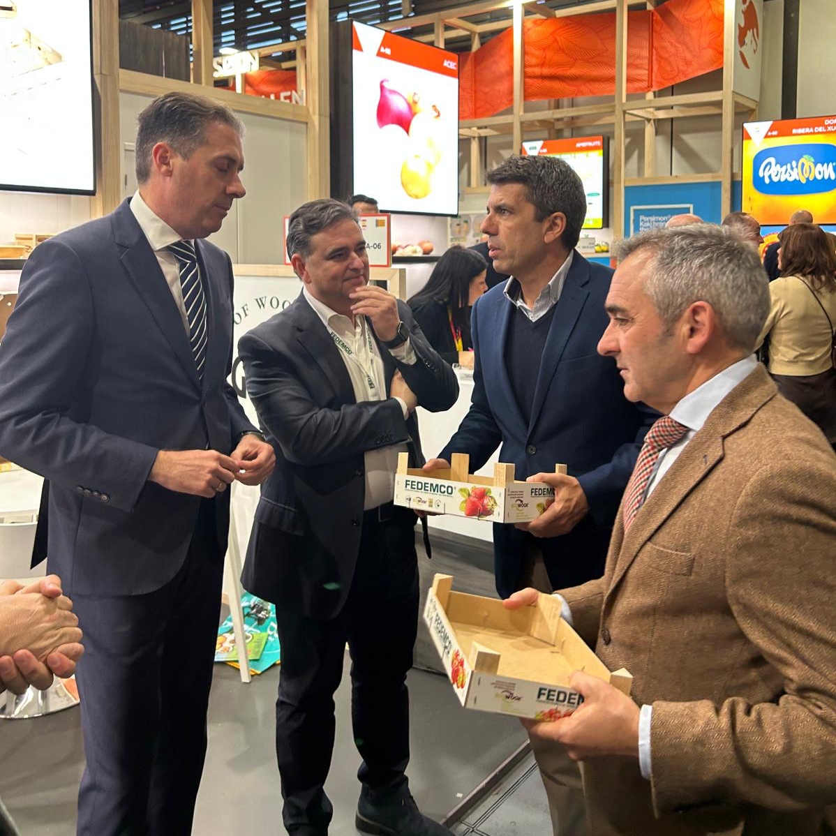 ¡2º día de <a href="/Fruit_Logistica/">🍉 FRUIT LOGISTICA 🍏</a>🍋!
🙌Recibimos al President de la GVA, <a href="/carlos_mazon_/">Carlos Mazón</a> y al Conseller de Agricultura, <a href="/BarrachinaM/">Miguel Barrachina Ros</a> 
🔊 Presentamos las ventajas del envase de madera en el Fresh Produce Forum y avanzamos con los socios de GROW International. ¡Visítanos en Hall 11.2-A06!