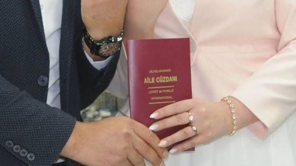 Eşinin giyim tarzına, gideceği yerlere ve görüşeceği kişilere müdahale etmek "boşanma" sebebidir.

Yargıtay 2. Hukuk Dairesi
Ε. 2020/1135 Κ. 2020/2210

(Avukat Yetkin Cüneyt Yüksekbaş)