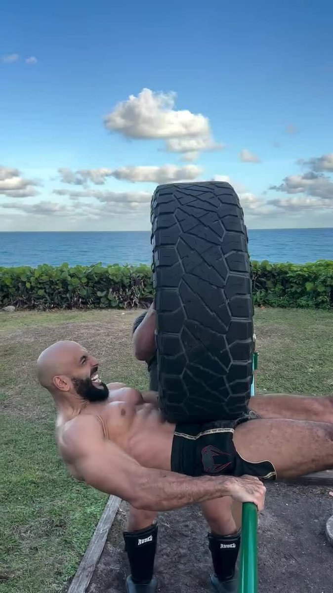 10 حقائق قد لا تعرفها عن الحارس الشخصي لميسي

1. يتقاضى راتبًا سنويًا قدره 3 ملايين جنيه إسترليني

تابع