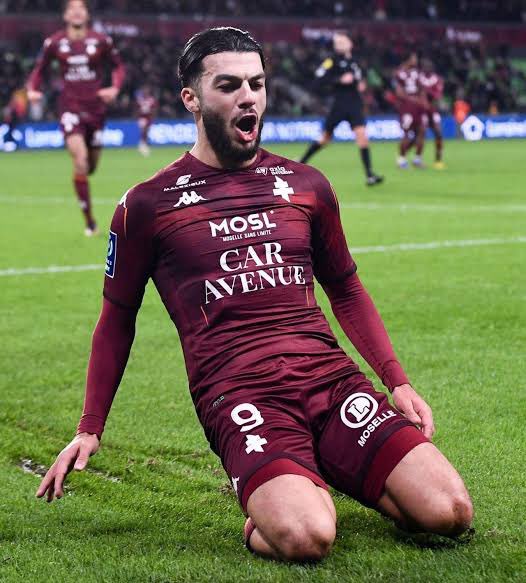 Abdullah Kavukçu, Dybala'ya giderken İbrahim Hatipoğlu Mikautadze'ye gitti.

Abdullah Kavukçu, Skriniar'a giderken İbrahim Hatioğlu Danso'ya gitti. Bu dönemde senin transferin benim transferime döndü olay. (Haluk Yürekli)