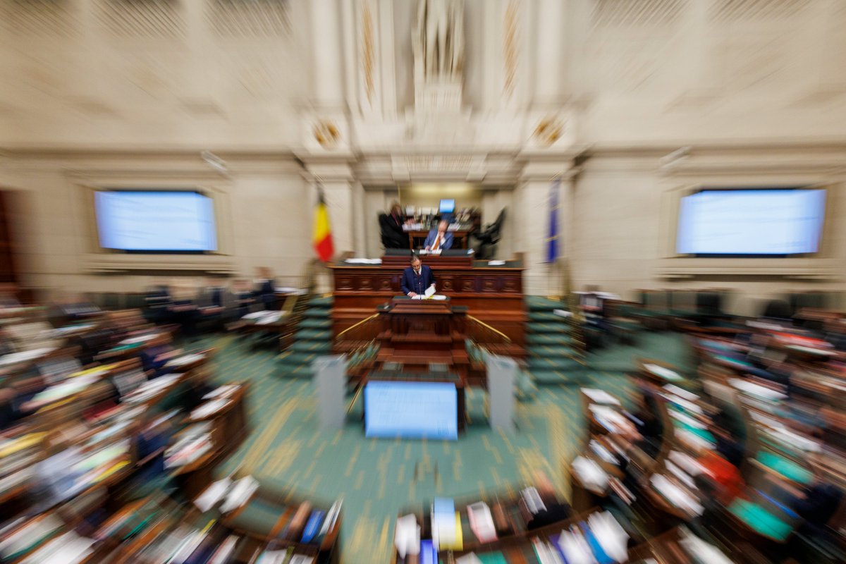 Deze foto komt wellicht het dichtst in de buurt van hoe scherp een parlementslid nog ziet na 30 uur debatteren over de regeerverklaring van <a href="/Bart_DeWever/">Bart De Wever</a>  

(📸: Nicolas Maeterlinck / <a href="/BelgaImage/">Belgaimage</a>)