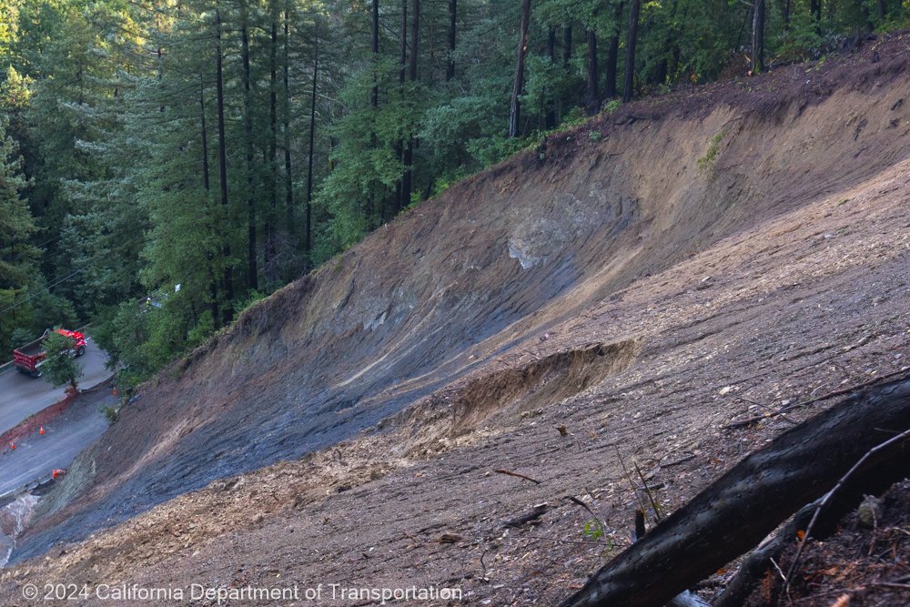CaltransD4's tweet photo. #TRAFFICALERT 🌧️ Due to heavy rain, SR-9 Big Basin Way remains fully CLOSED between Sanborn Rd &amp; Redwood Gulch Rd in Saratoga! Crews are working hard to clear mud &amp; debris.
Thursday, Feb 6  to Saturday, Feb 8th (subject to change!)🚦 Detour signs &amp;  (CMS) are active. https://t.co/OavDWzE0rb
