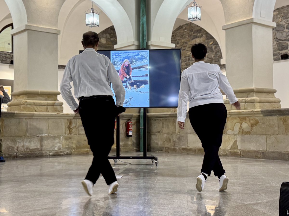 Pilar Ansoategi Iribekanpos bidea ireki duten emakumeetako bat izan da. Esker hitzak besterik ez ditut Pilarrentzat. Arrasateri egin dion ekarpen sozial eta politikoagatik, eta utzi duen ondare artistikoagatik. Erakusketa hau dugu horren adierazle. Otsailaren 27ra arte Kulturaten