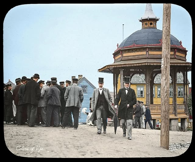 starside8's tweet photo. History In Color
A group of men gathered near the music pavilion in Tromsø, Norway photographed by Boye Strøm in 1905.
Credit: voje.color on Instagram
#HistoryInColor