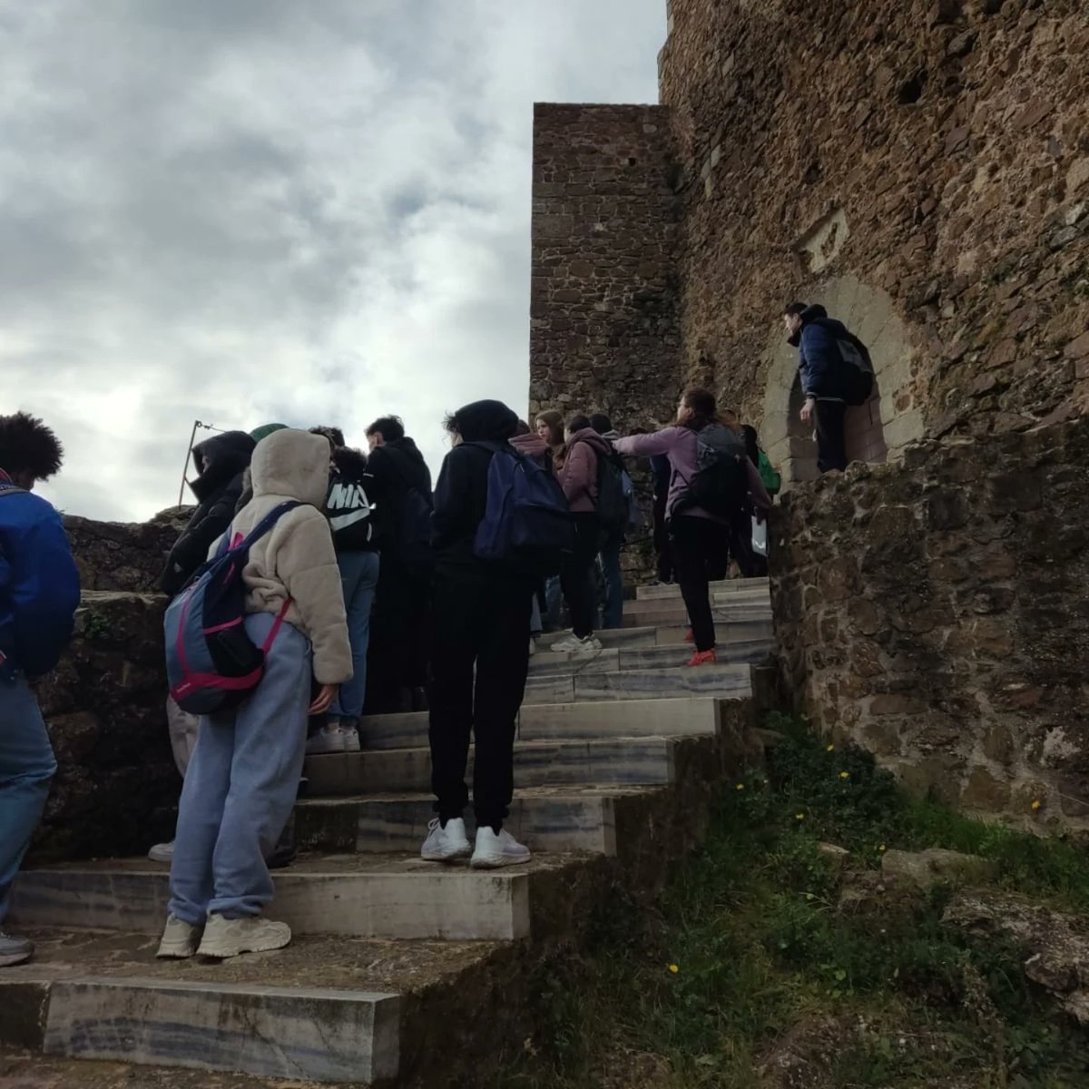 L’alumnat de 2n d’ESO va visitar el Castell de Montsoriu en el marc del PTI. Al llarg de la sortida, van analitzar els elements defensius que convertien aquesta fortalesa en un bastió pràcticament inexpugnable i van descobrir com era la vida quotidiana en un castell medieval.