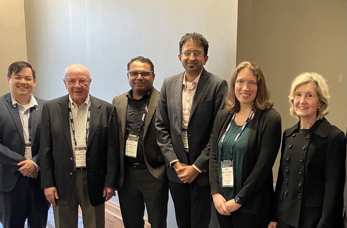 ⁦<a href="/TAMESTX/">TAMEST</a>⁩ meeting with protege poster finalists from ⁦<a href="/UTSA/">UTSA</a>⁩ ⁦<a href="/Shell/">Shell</a>⁩ and Baylor Med with ⁦<a href="/UTSWMedCenter/">UT Southwestern Medical Center</a>⁩ Nobelist Dr Diesenhofer ! Research that improves human  burn recovery and making microchips more efficient!