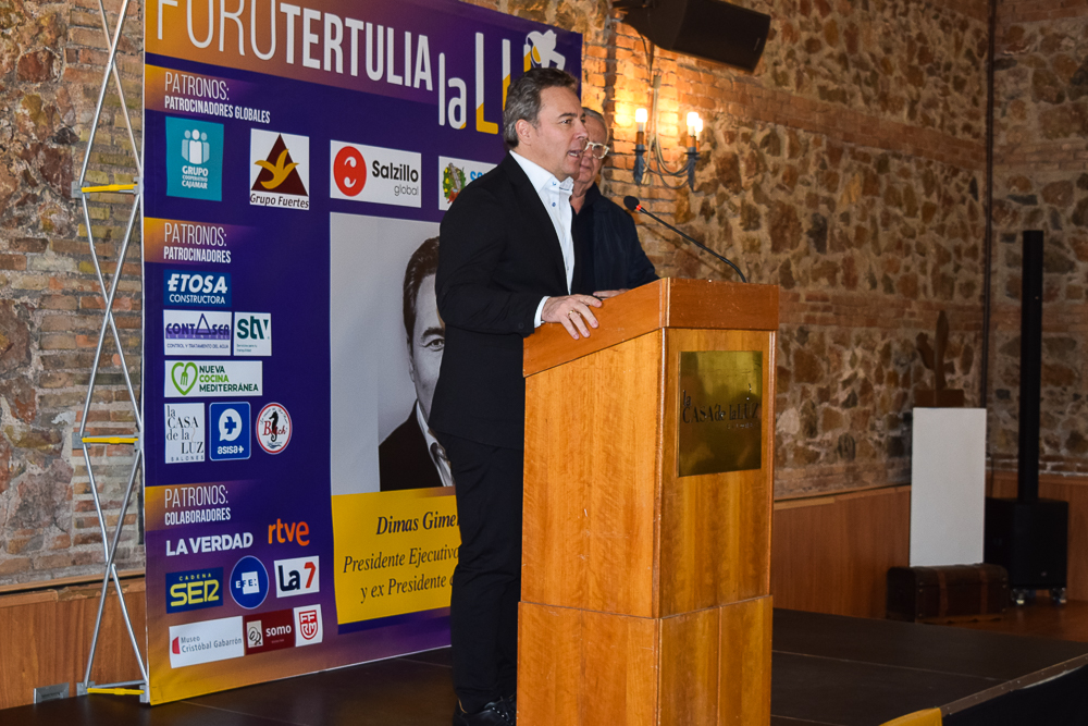 laluztertulia's tweet photo. Hoy hemos tenido el honor de recibir al expresidente de El Corte Inglés, experto en nuevas fórmulas de negocio de la venta al detalle.
El fundador de WOW Concept llega al foro La Luz con una cuestión interesantísima: ¿desaparecerán en un futuro las tiendas físicas?
#ideasenplural https://t.co/ECc9xF8LvI