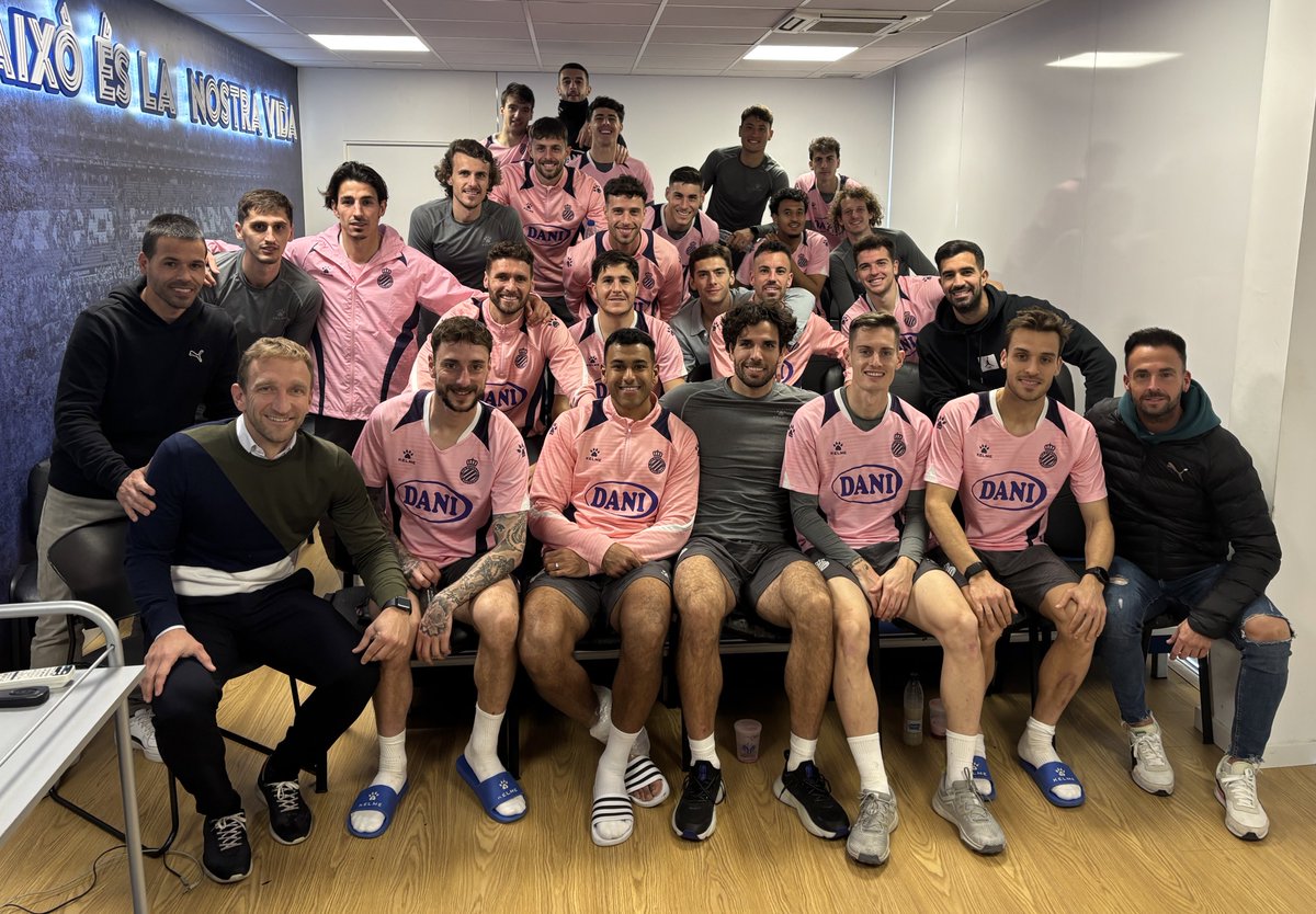 🤝🏻⚽️ VISITAS A VESTUARIOS | #AFEFútbol con los jugadores del <a href="/RCDEspanyol/">RCD Espanyol de Barcelona</a>. ¡Un placer poder compartir un rato agradable con vosotros! 

🗣️ <a href="/19diegorivas/">Diego Rivas</a>, <a href="/pitucomadevall/">Pitu</a> y <a href="/FelipeSanchon/">Felipe Sanchón</a>.