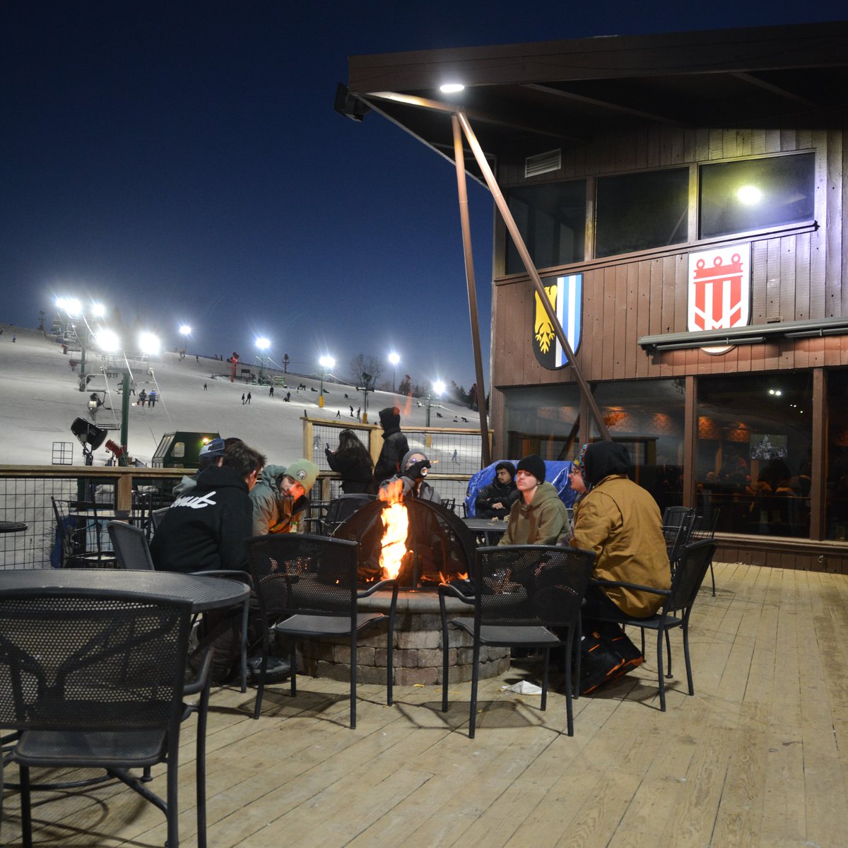 SkiPineKnob's tweet image. OUTDOOR SPACES AT PINE KNOB
We have two outdoor fire pits at Pine Knob, one on our deck an one on our heated patio. Hang out, grab food and drink, and enjoy the views.

#SkiPineKnob #SkiMichigan #GoSkiMichigan