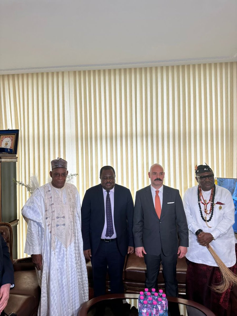 TC_YaoundeBE's tweet photo. Durant le premier jour de sa visite à Douala, l'Ambassadeur Volkan Öskiper a rencontré les autorités locales et administratives de la ville et a eu des entretiens fructueux avec les responsables de la Chambre de Commerce et de l’Industrie. https://t.co/30Kqbghvlp