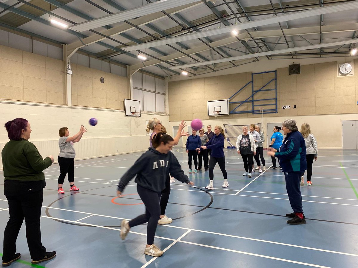 BeechcroftTMC's tweet image. USED TO PLAY NETBALL AND FANCY STARTING BACK BUT WORRIED YOU WONT KEEP UP? GIVE WALKING NETBALL A GO MONDAY NIGHTS AT @LIGHTHALLSCHOOL IN SHIRLEY BOOK HERE - bookwhen.com/mpsports #WalkingNetball  #back2netball #netballers #raring2gosolihull #ageuksolihull #sportbham