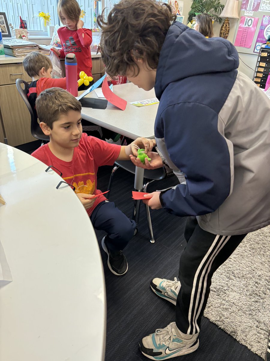 BrittSherer's tweet image. Nothing better than shopping local at Store Day @DiemerEagles 2nd Graders are using #realworldlearning skills to promote their businesses and learn about entrepreneurship. It’s never too early for Real World Learning! @theSMSD @brpumphrey @LauraHarsch1