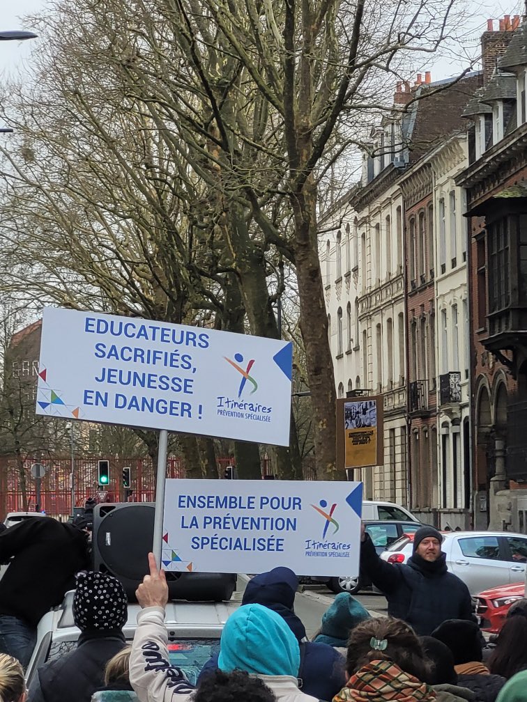 Ardeslandes's tweet photo. mobilisation aujourd'hui à #Lille contre la réduction de 3M€ du budget de la prévention spécialisée dans le Nord.
Demain en #CMLille avec @MartineAubry, nous portons une motion pour demander au Département de revenir sur cette décision. 
Éducateurs sacrifiés, jeunesse en danger! https://t.co/pxKSBDMWud