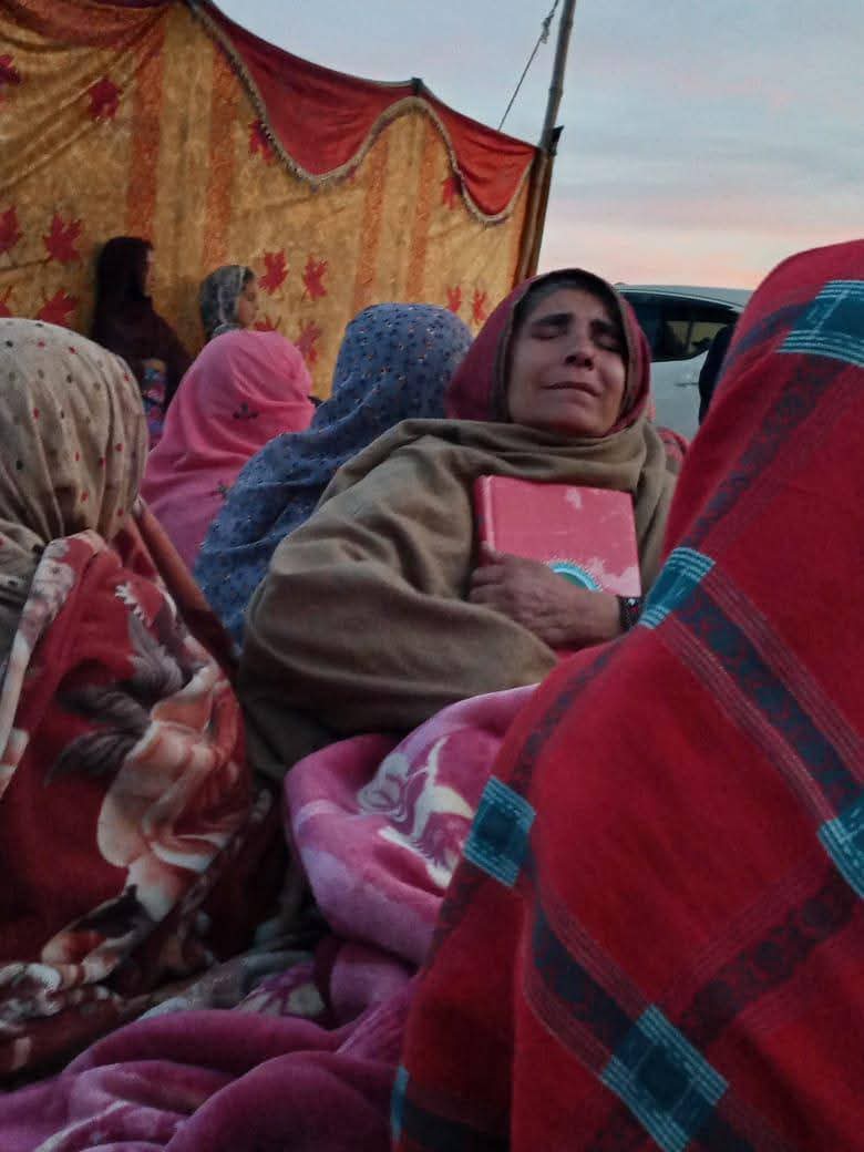 بلوچ ءُ ایردستی ءُ بلوچ ءِ بزّگی------ اے اکسانی، اے دردانی پِٹّوکیں ھم ما بہ مار ایں گڑا ما زانیں بے مردمی، بے بلوچی چنچوکیں بلاھیں ھزابے- مارا تُرسگ لوٹیت ھما روچ ءَ کہ اے دابیں وئیل نارمل اُستانی روشت (Normal state trend) جوڑ مہ بنت-

خضدار ءَ آصمہ، بلوچانی گس گس ءِ آصمہ انت-