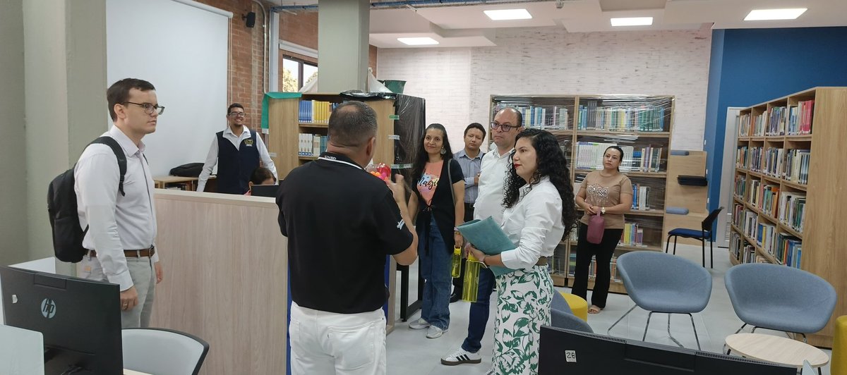 estefisanchezs's tweet photo. 🎓 Visitamos las instalaciones de la UNAD, donde conocimos acerca sus ofertas académicas.

Resulta importante unir esfuerzos para brindar oportunidades de formación educativa ✍🏻

🥇 ¡Resaltamos el compromiso con la educación de calidad!

@PartidoMIRA 
@AnaPaolaAgudelo https://t.co/DdOnnUZj6D