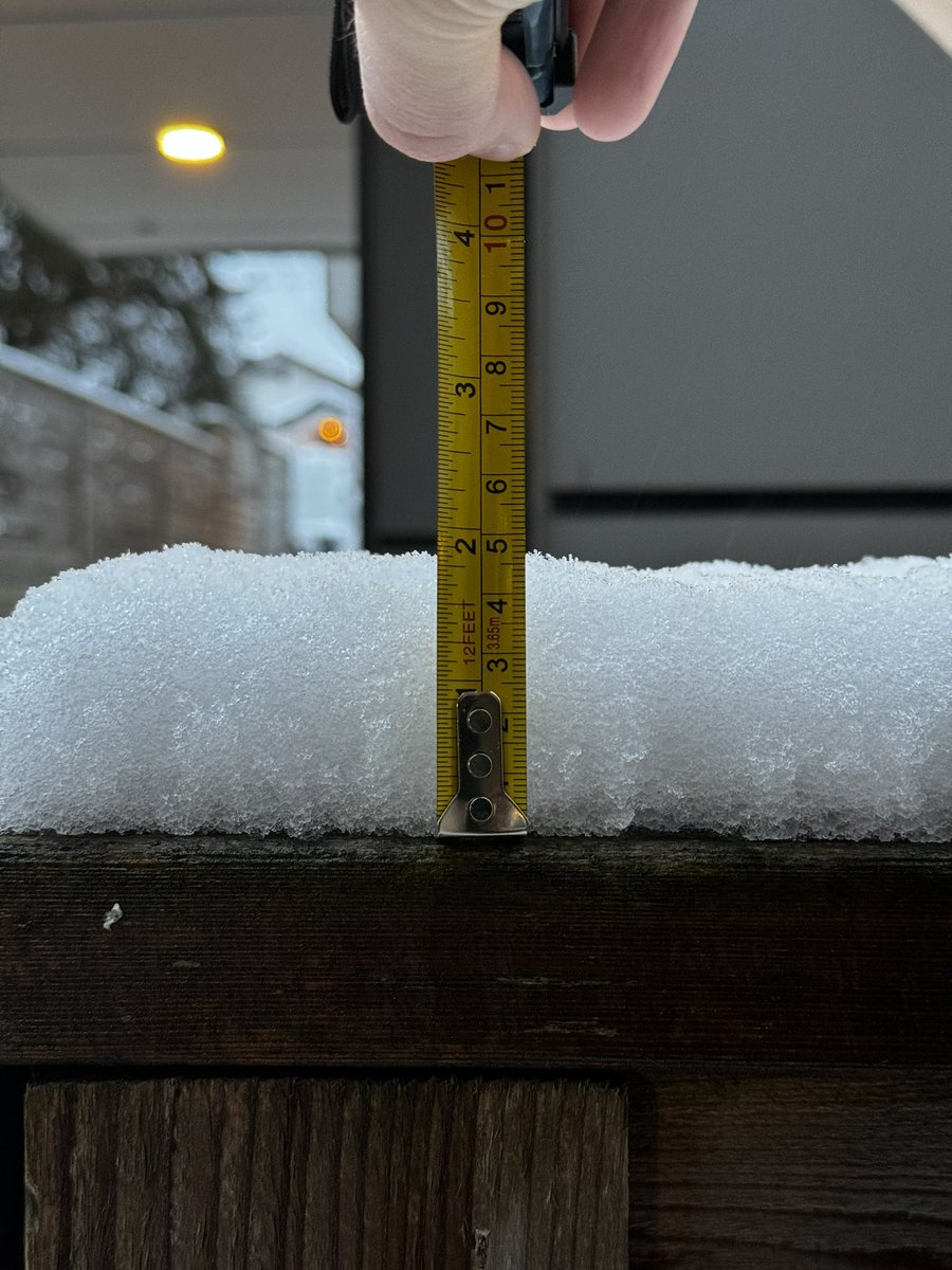 Cole_Eichacker's tweet photo. @NWSSeattle A little less than 2” at 8 am in Licton Springs/Green Lake area https://t.co/qEfLVAuDwb