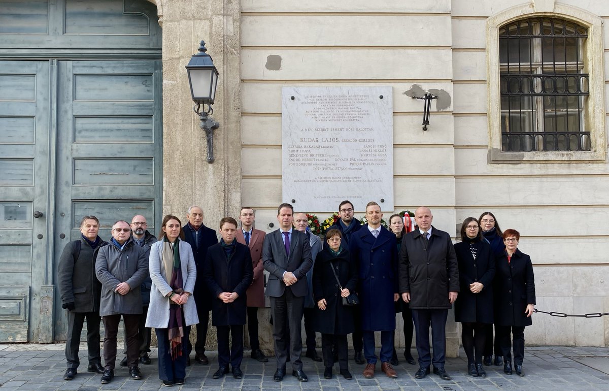 FRenHongrie's tweet photo. Il y a 80 ans, pendant le siège de Budapest alors occupée par les Allemands, des 🇫🇷 furent arrêtés et emprisonnés dans des conditions épouvantables au 28 Országház utca, alors siège de la Gestapo. Geneviève Britsche, secrétaire de l’ambassade, Pierre Paulin, professeur de français, et André Derret, « malgré-nous » alsacien parvenu à déserter l’armée allemande, y périrent dans les jours qui précédèrent la libération de Budapest, aux côtés de citoyens d’autres nationalités. Le personnel de l’ambassade de 🇫🇷, ainsi que nos collègues 🇩🇪, 🇺🇸et 🇵🇱, se sont réunis aujourd’hui pour honorer leur mémoire.
@JonathanLacote @GERinHUN @usembbudapest @PLinHungary