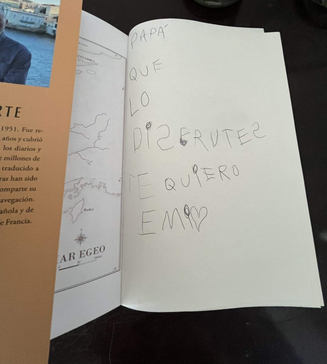Jprodriguez82's tweet photo. Un nuevo libro de @perezreverte siempre es buen regalo. 
Si además viene con este tipo de dedicatorias, se vuelve una pieza única.

@AlfaguaraES https://t.co/BrVH560eG5