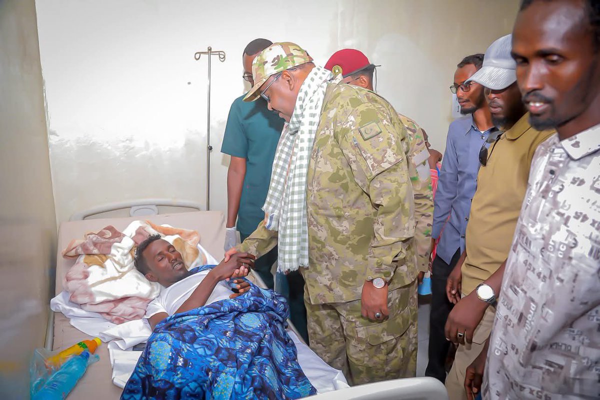 PL_CTOperations's tweet photo. #Boosaaso: President @HESaidADeni, visited the hospital this afternoon to meet the brave soldiers injured in the fight against terrorism. He wished them a speedy recovery and assured them that both the government and the people stand with them
#HilaacOperation 
#Puntland 
#PLCTO https://t.co/rXJAqViJTn