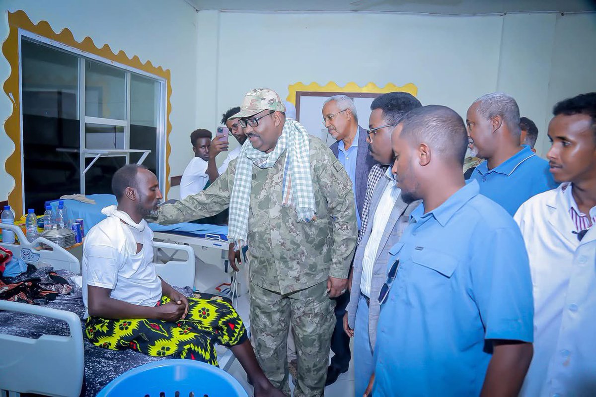 PL_CTOperations's tweet photo. #Boosaaso: President @HESaidADeni, visited the hospital this afternoon to meet the brave soldiers injured in the fight against terrorism. He wished them a speedy recovery and assured them that both the government and the people stand with them
#HilaacOperation 
#Puntland 
#PLCTO https://t.co/rXJAqViJTn