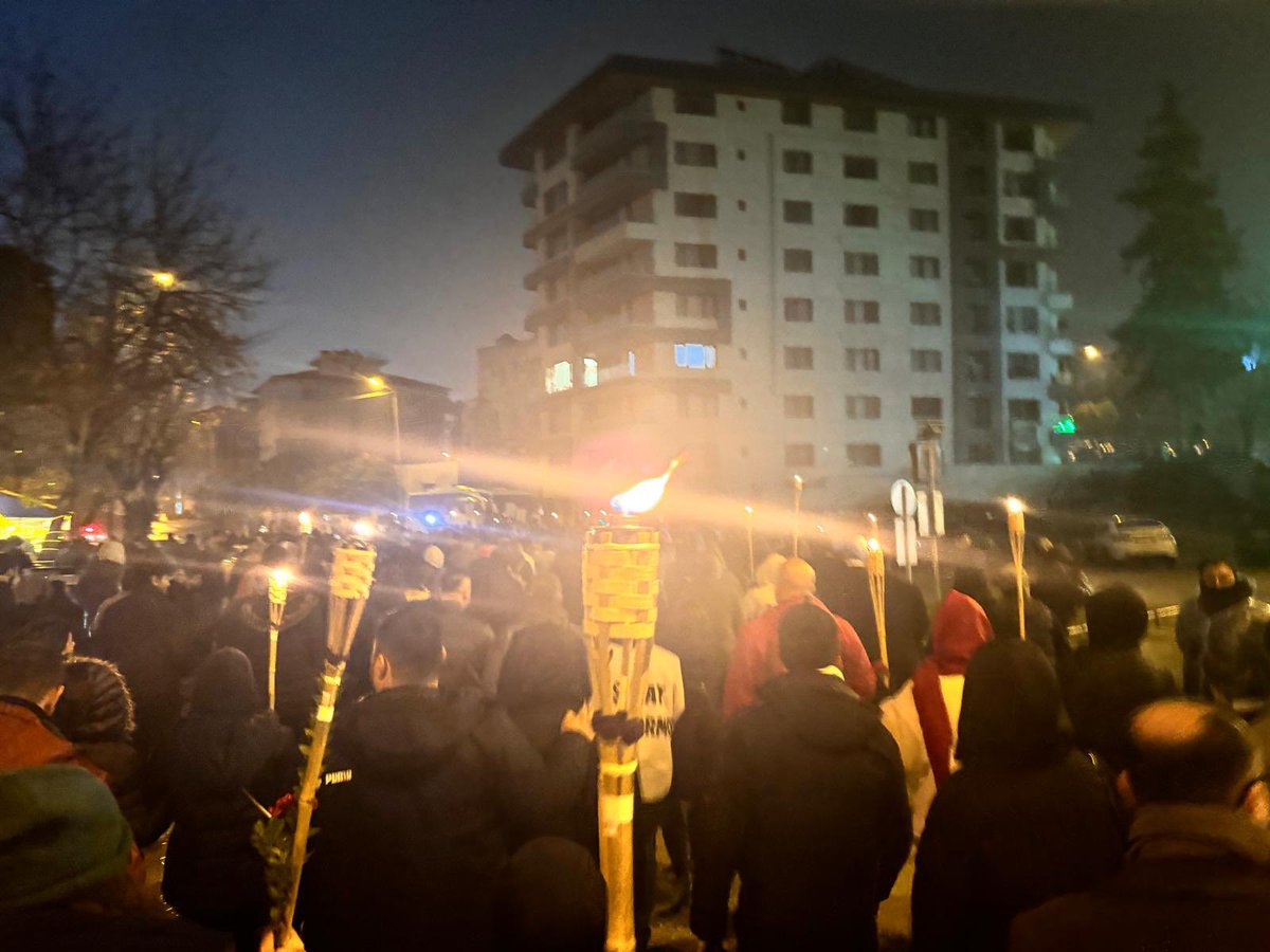 04.17’de Köprübaşında kaybettiğimiz insanlarımızı, şehrimizi hep birlikte andık. 
Asi Nehrine karanfillerimizi bıraktık, el ele beraberce hatırladık. 
Unutmadık, unutmayacağız. 
Hatay’ı yeniden kuracağız!
#6şubattahataydayız