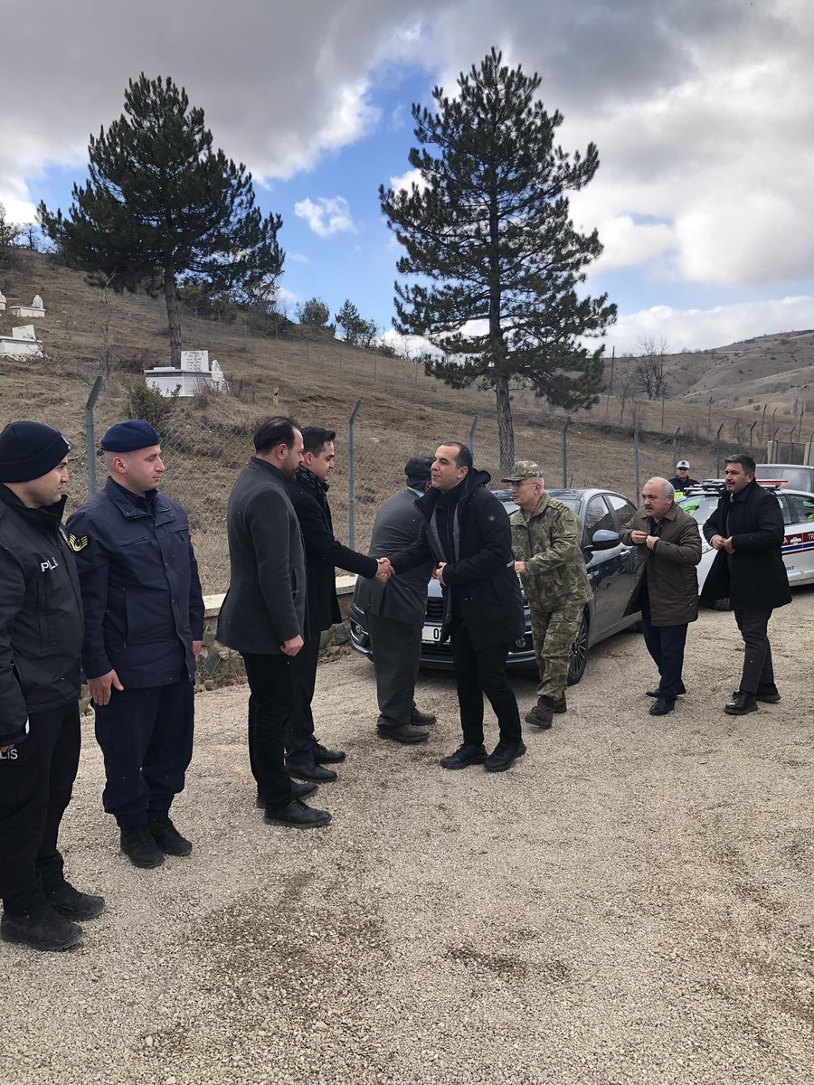 Valimiz Sn. M.Fırat TAŞOLAR ve eşi Hanımefendi Didem TAŞOLAR, protokol üyeleri ile birlikte 6 Şubat Depremlerinde şehit olan Asb. Üçvş. Emrah Yaman ve oğlu Mehmet Umut Yaman’ın Yapraklı’daki kabirlerini ziyaret ettiler.