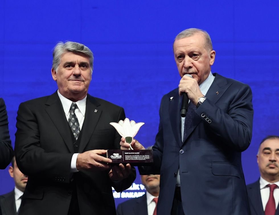 Cumhurbaşkanı Erdoğan, 6 Şubat Depremleri Anma Programı'nda Beşiktaş Başkanı Serdal Adalı'ya plaket verdi.