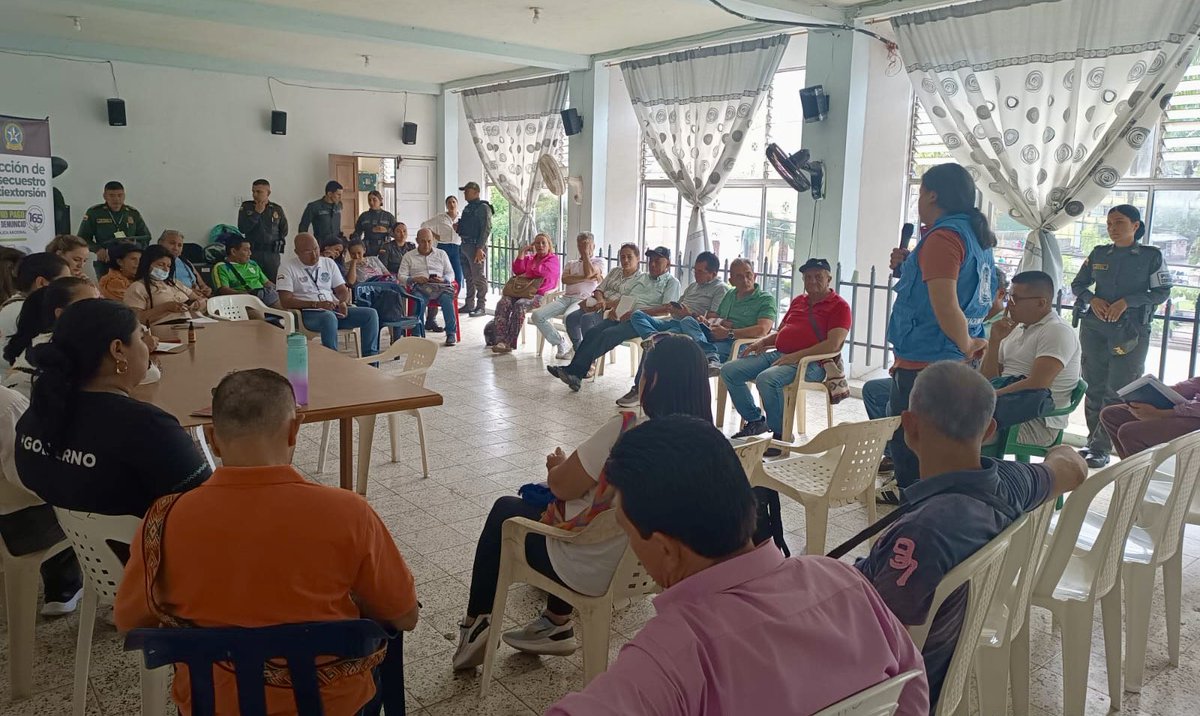 MisionONUCol's tweet photo. En Mocoa, #Putumayo, acompañamos diálogo entre instituciones y comunidades sobre el alcance de la Alerta Temprana 001 de 2025. @DefensoriaCol resaltó la necesidad de fortalecer la coordinación con comunidades e instituciones para desarrollar una estrategia de prevención. https://t.co/hAaMpuGhs0