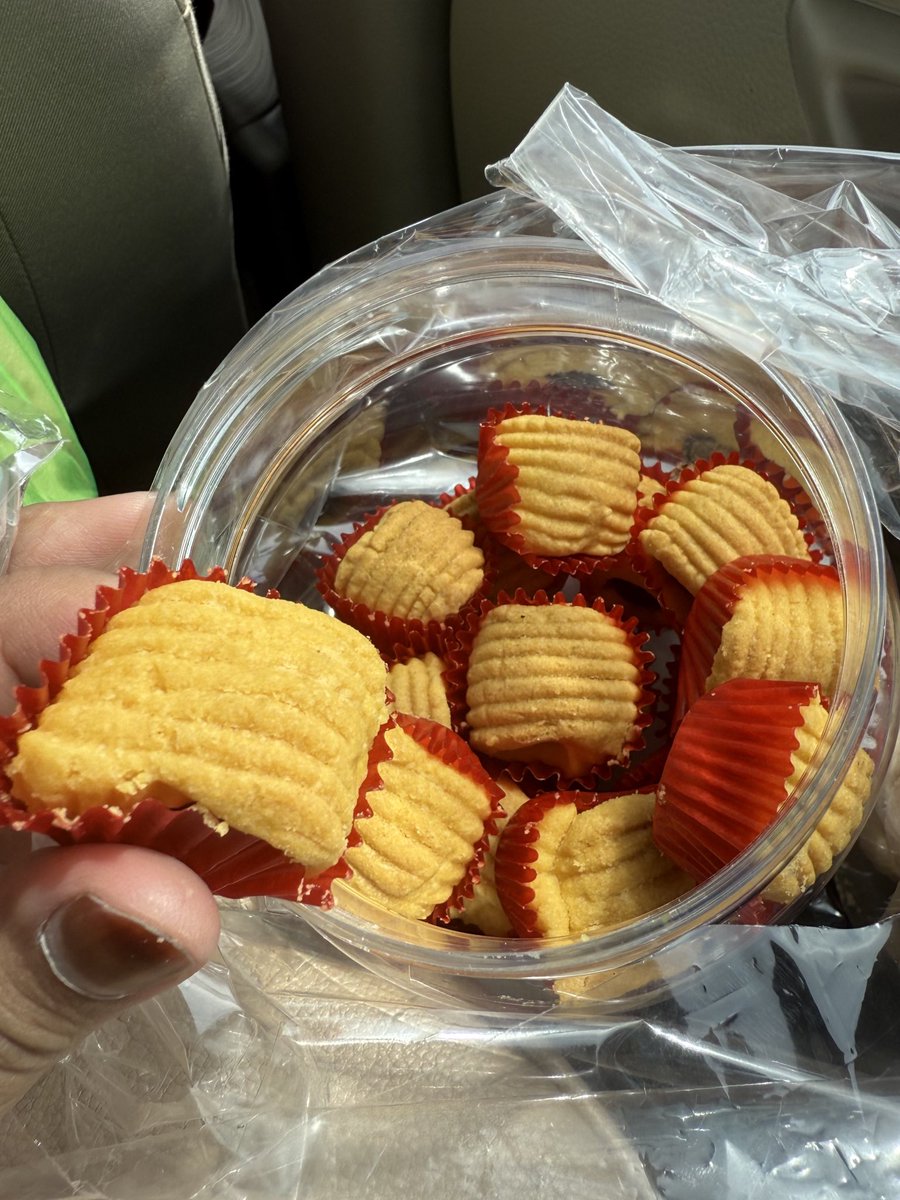 elyayaya's tweet photo. Area Klebang meriah dengan food truck, ada satu food truck ni jual biskut raya. Yang menarik kuih tart nenas ni dorang acu dan bakar kat situ jugak, ramai beli tart nenas ni dan memang sedap. Rangup di luar lembut di dalam. Biskut hitam ni pon sedap rangup 😋 confirm repeat 😍 https://t.co/gWGFvpDeIY