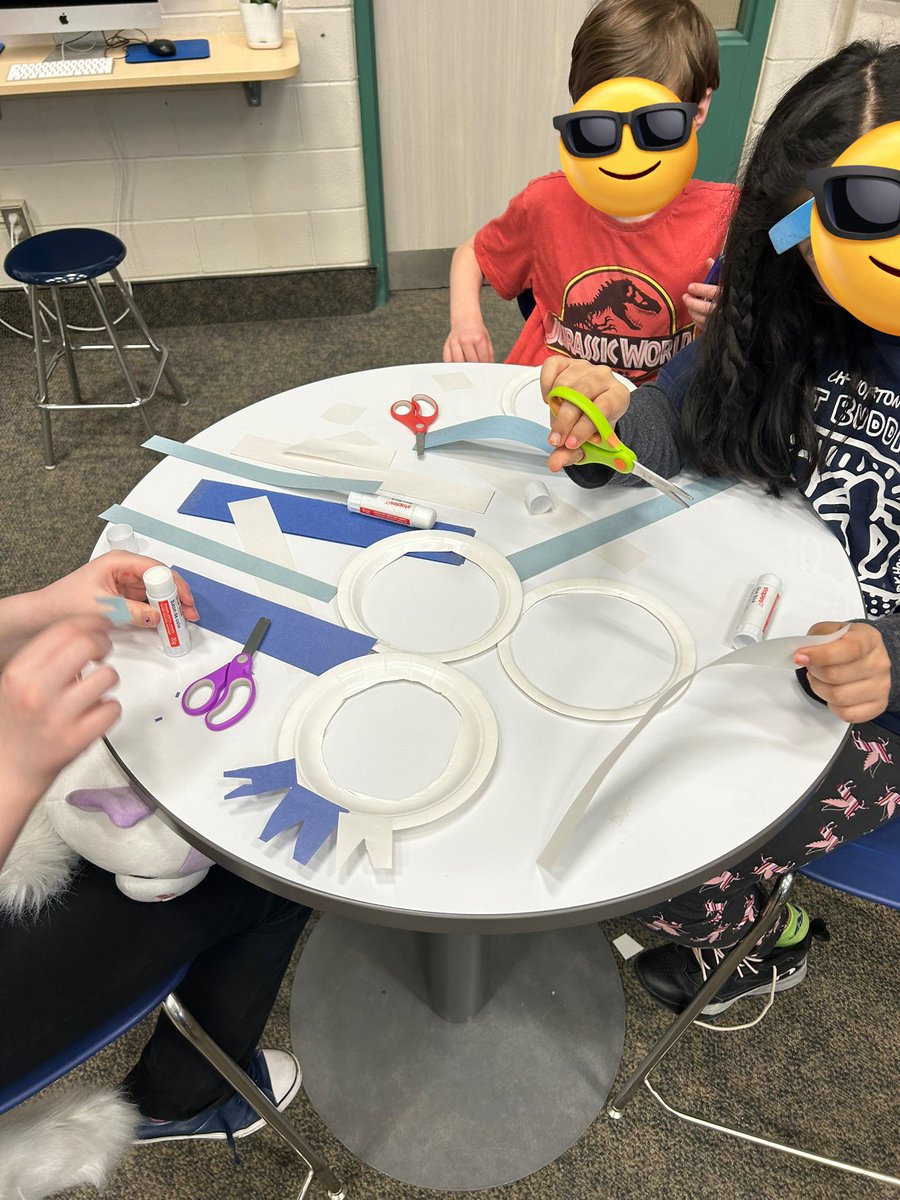 JGeorgopoulos96's tweet photo. This week in @BestBuddiesCND we made winter wreaths! See everyone next Monday ☺️ @CHNortonHDSB https://t.co/g1sqoE9GgJ