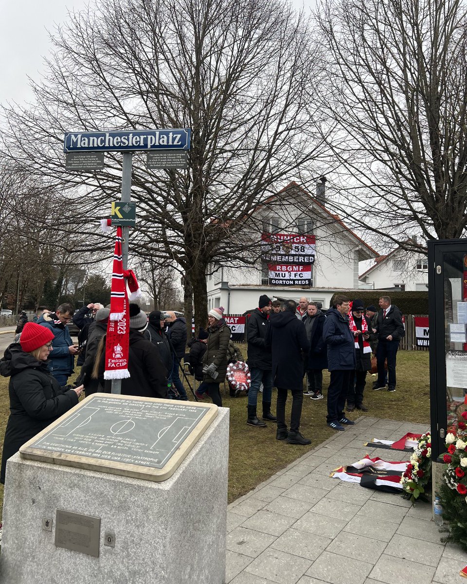📍 Manchesterplatz, Munich.

Paying tribute to those we lost ❤️

#FlowersOfManchester 🌹